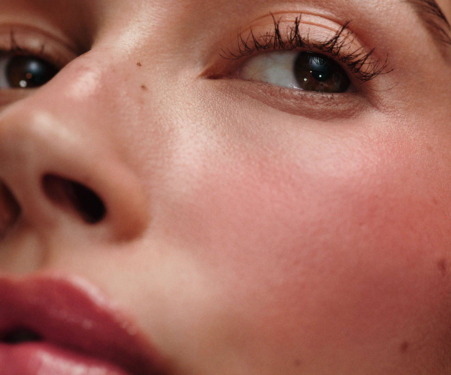 rhode pocket blush freckle - neutral peach